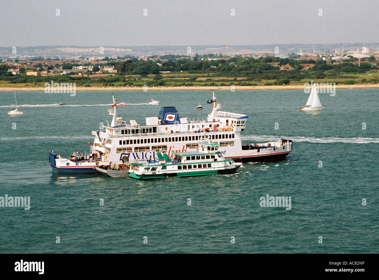 P&O Ferries et Gosport ferry, ancrée dans le Solent. Le port de Portsmouth, Hampshire, Angleterre. Banque D'Images