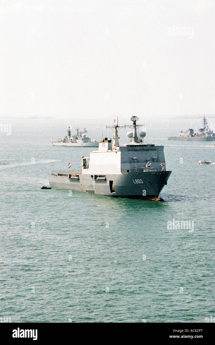 Warship ancrée dans le Solent, au motuh port de Portsmouth, Hampshire, Angleterre. Au cours d'I.F.O.S Banque D'Images