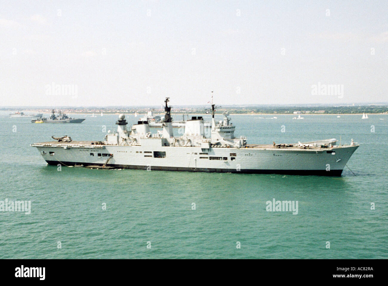 H.M.S illustre, ancrée dans le Solent à l'extérieur du port de Portsmouth, au cours d'IFOS 2005. Banque D'Images