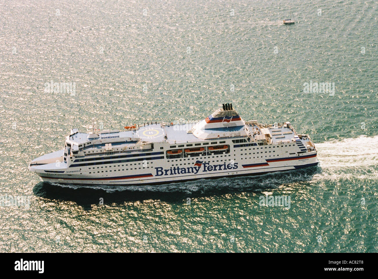 Ferry Bretagne voile à travers le Solent. Portsmouth, Hampshire, Angleterre. Banque D'Images