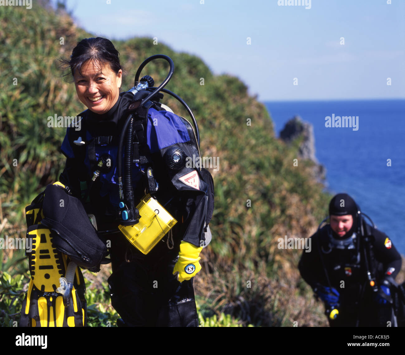 Les plongeurs de monter les marches ayant plongé au point Maeda Maeda - Misaki - Okinawa, Japon Banque D'Images