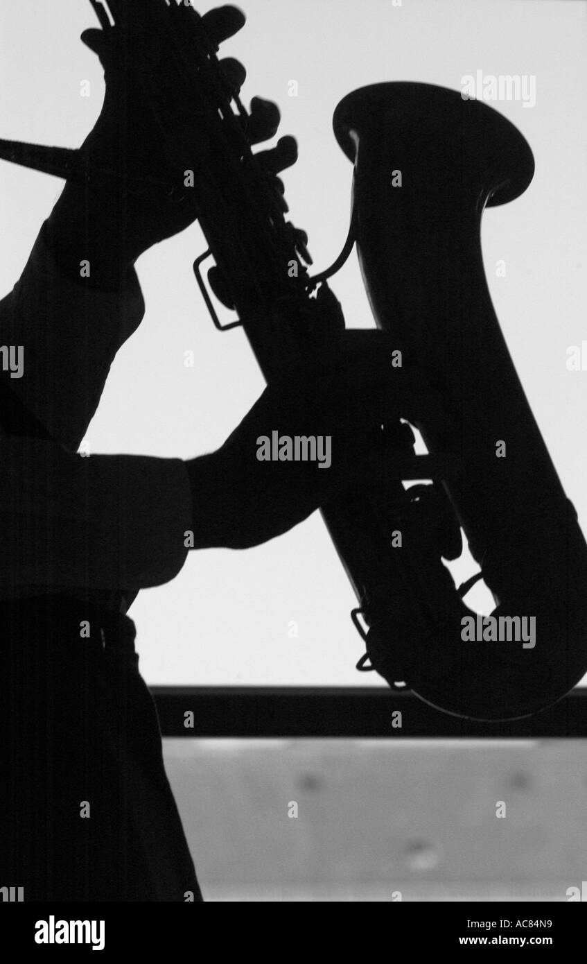 Silhouette d'un joueur saxophon Banque D'Images