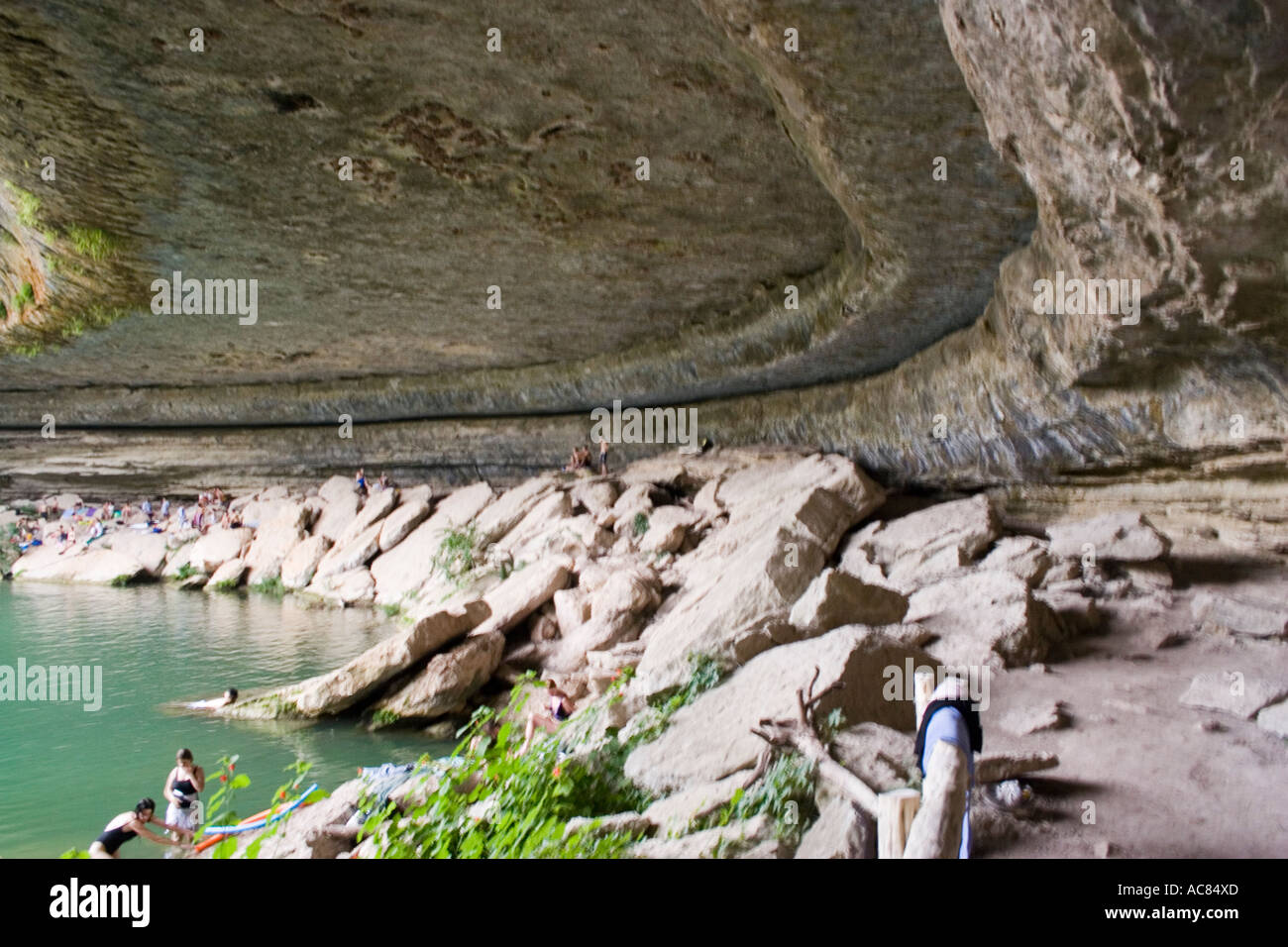 Piscine de Hamilton, Texas Austin Austin activité boulder cave cavern jour falaise disco volante getaway destination hamilton vert gazon Banque D'Images