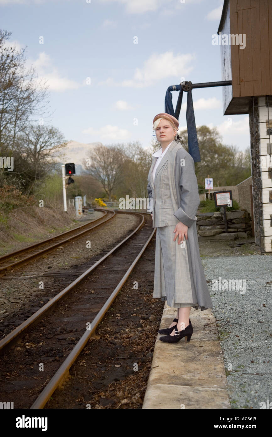 Jeune femme en vêtements de style années 40, à la station de Minffordd Ffestiniog Railway, vapeur, au nord du Pays de Galles, Royaume-Uni Banque D'Images