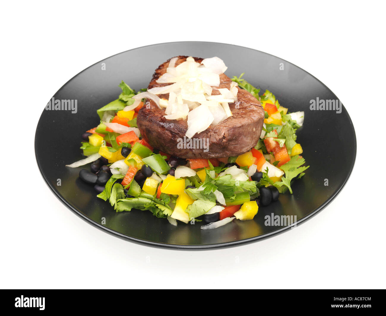 Filet de bœuf grillé sur salade de haricots noirs Banque D'Images