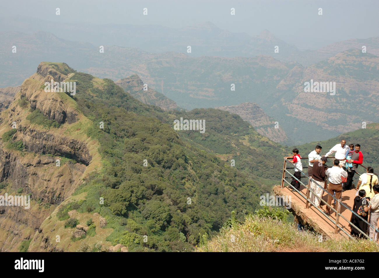 Les touristes et les montagnes79080 SMA à Mahabaleshswar point Arthur seat Maharashtra Inde Banque D'Images