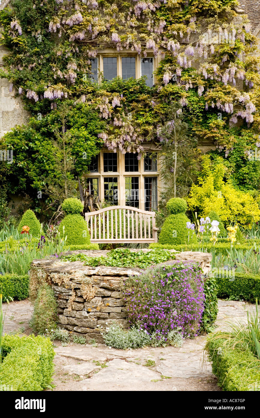 Croix celtique Jardin et bien d'Abbey House Gardens, Malmesbury, Wiltshire, Royaume-Uni, Angleterre, Grande-Bretagne Banque D'Images