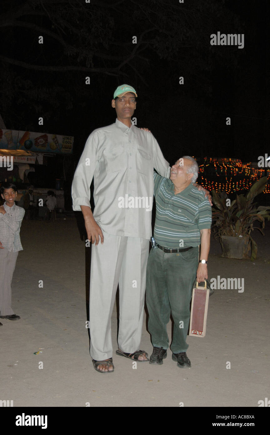 SMA79137 huit pieds de grand homme avec vieil homme à Vrindavan Garden Mysore Karnataka Inde M. Banque D'Images