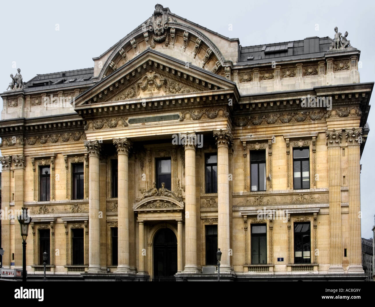 Façade arrière de la Bourse à partir de la Rue au Beurre à Bruxelles Banque D'Images