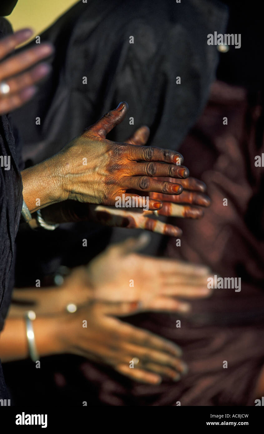 Mains de femmes touareg clapping et recouverte de Tombouctou ; henné Maroc Banque D'Images