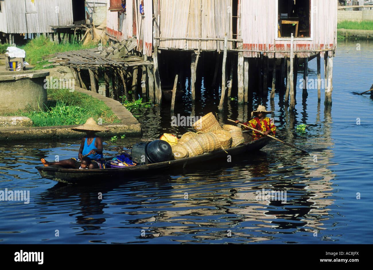 Panier vendeur dans une pirogue de vendre ses marchandises sur les voies navigables de Ganvie entre les maisons sur pilotis ; Ganvie Bénin Banque D'Images