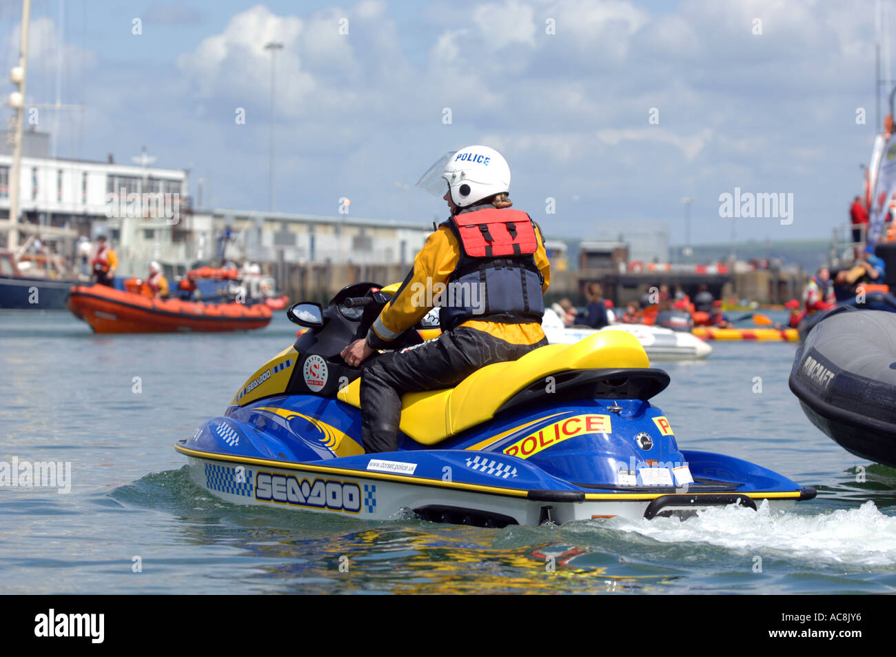 Jetski police en patrouille dans le port de Weymouth, dans le Dorset UK Grande-Bretagne Banque D'Images