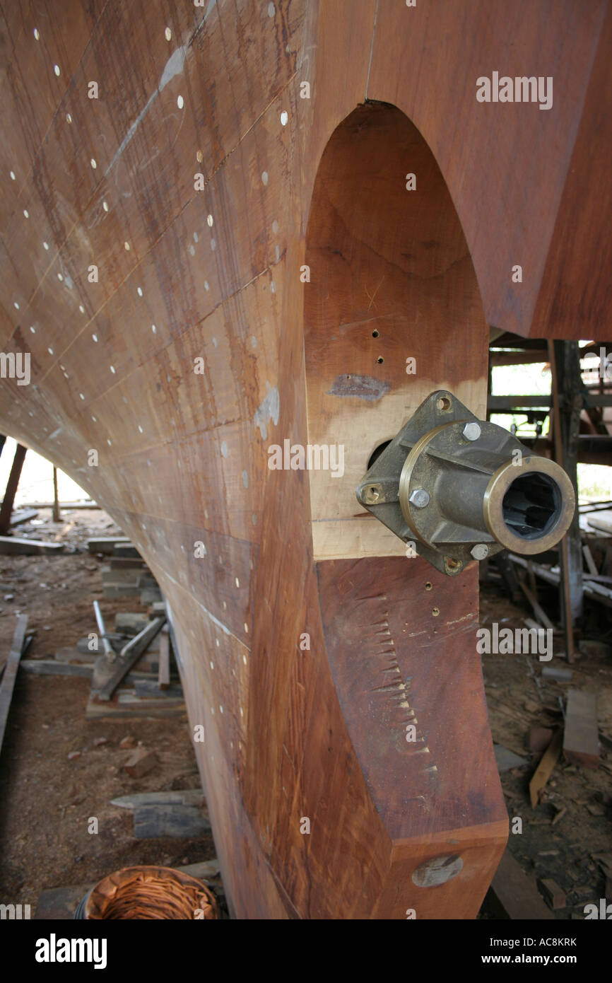 Close up sur les détails d'un nouveau bateau en bois en construction dans un chantier naval à l'île de Duyong à Terengganu, Malaisie. Banque D'Images