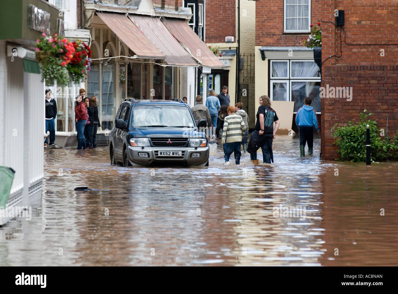 Les gens qui marchent à travers les inondations de Tenbury Wells Juin 2007 Banque D'Images