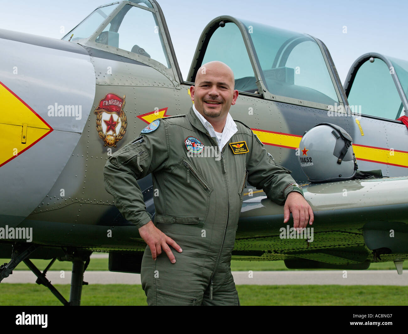 À côté de pilote avion Yakovlev Yak 52 Seppe airfield Noord Brabant aux Pays-Bas Banque D'Images