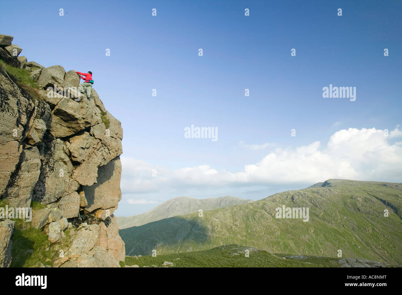 Un grimpeur sur Crinkle Crags, Lake District, UK Banque D'Images