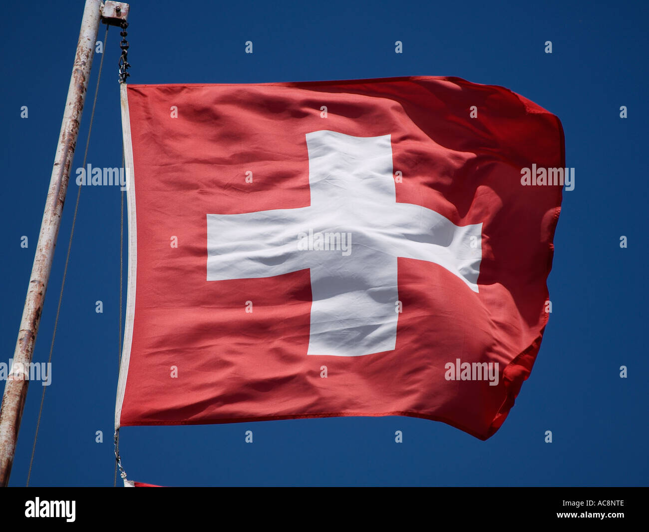 Drapeau blanc avec croix rouge pays Banque de photographies et d’images à haute résolution Alamy Drapeau blanc avec croix rouge pays Banque de photographies et d’images à haute résolution Alamy