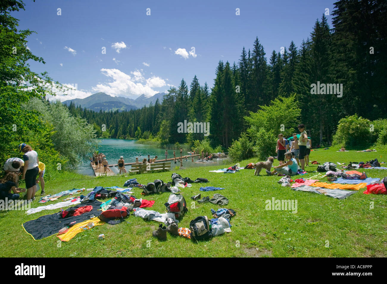 Les vacanciers se détendre au soleil au bord du lac près de Cresta Flims, Suisse Banque D'Images