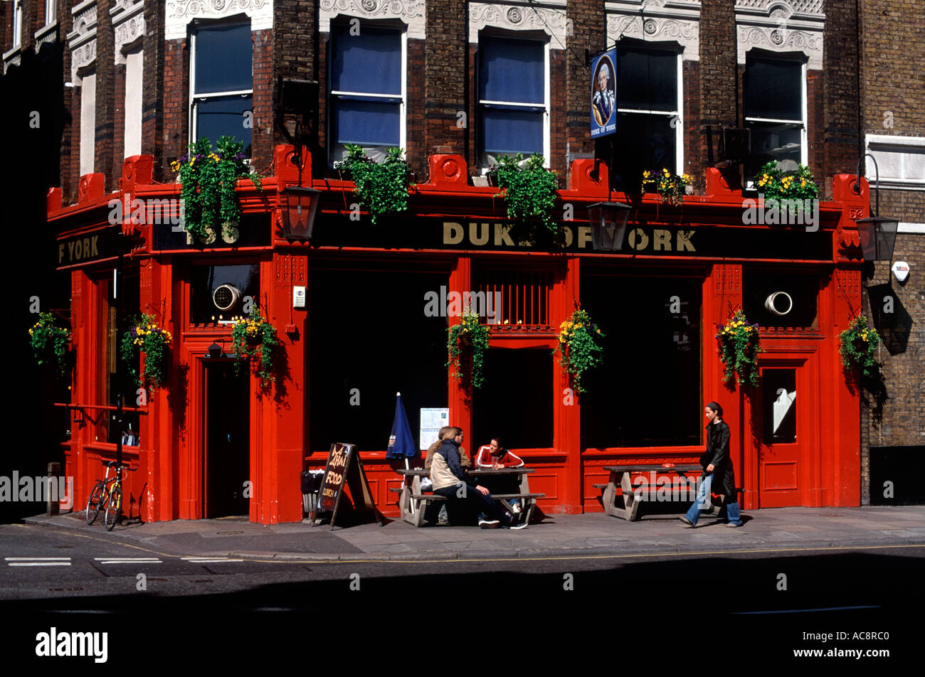 Pub rouge vif, très populaire avec location de messagerie, avec des personnes bénéficiant d'un verre, Clerkenwell Road, Londres, Angleterre, Grande-Bretagne Banque D'Images