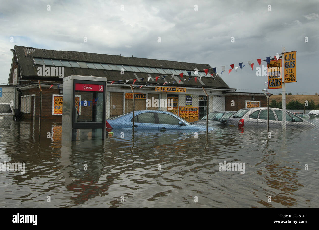 Garage et sous-marines d'une cabine téléphonique sans frais pendant les inondations au bar, South Yorkshire, UK. Banque D'Images
