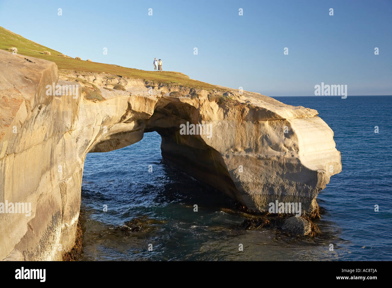 Couple sur la plage de Tunnel Arche Naturelle Dunedin ile sud Nouvelle Zelande Banque D'Images