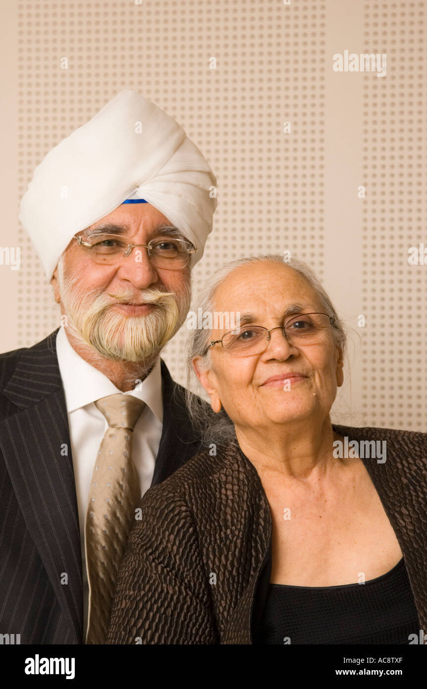 Portrait of Senior Couple Sikh habillé en vêtements de l'Ouest Banque D'Images