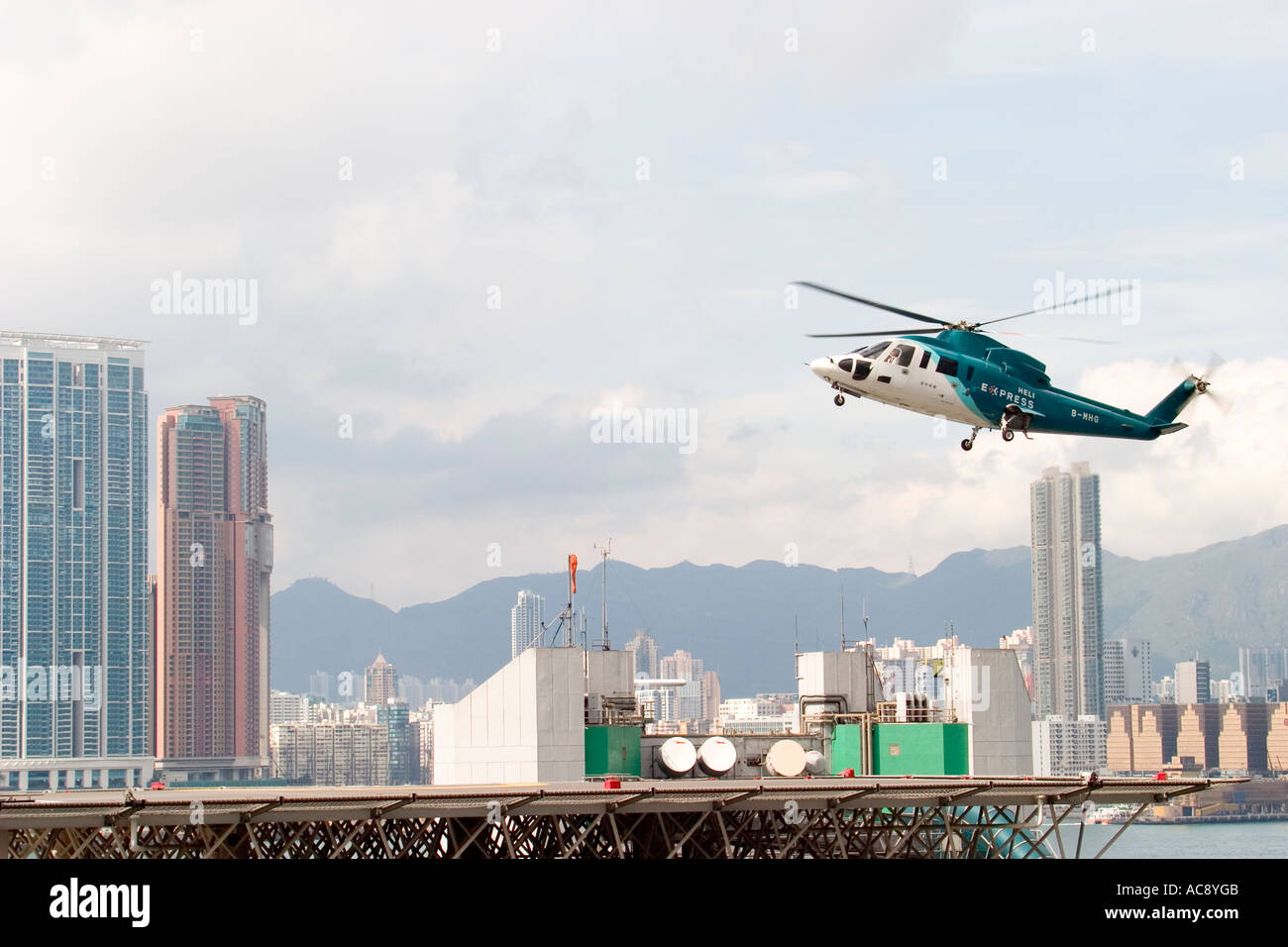 Terres d'hélicoptère HeliJet Express ou de décoller dans le centre de l'héliport de shun tak hong kong island de retour de Hong Kong région administrative spéciale de Macao Banque D'Images