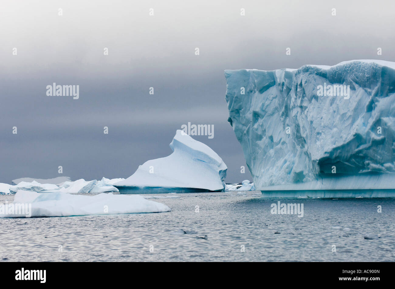 Iceberg flottant sur l'eau Banque D'Images