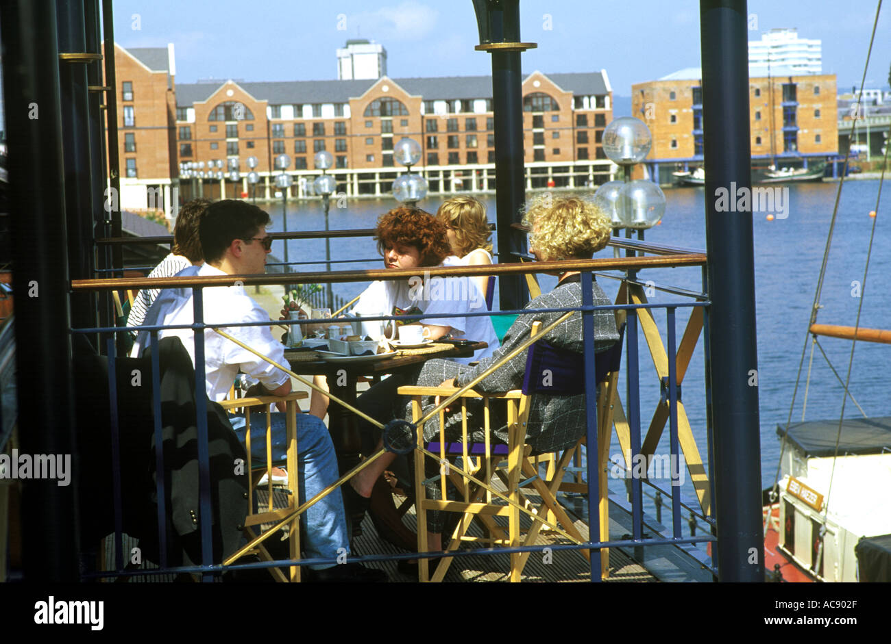Les gens du sud de la baie de Cardiff Pub Quai Glamorgan Wales UK 10287SB Banque D'Images