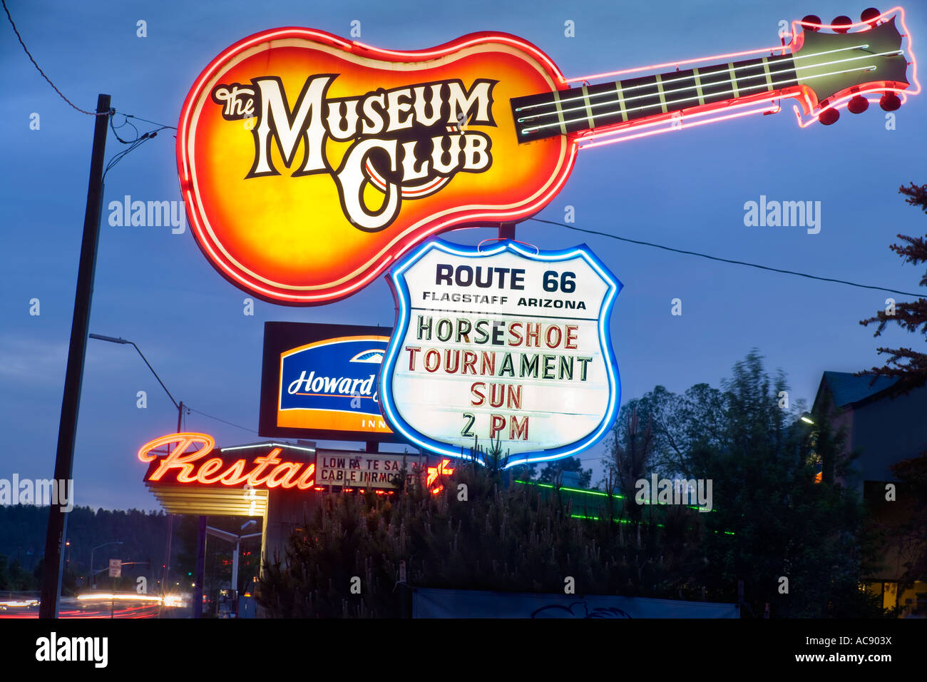 Monument en néon du célèbre Museum Club roadhouse le long de la Route 66 à Flagstaff, Arizona USA au crépuscule. Banque D'Images
