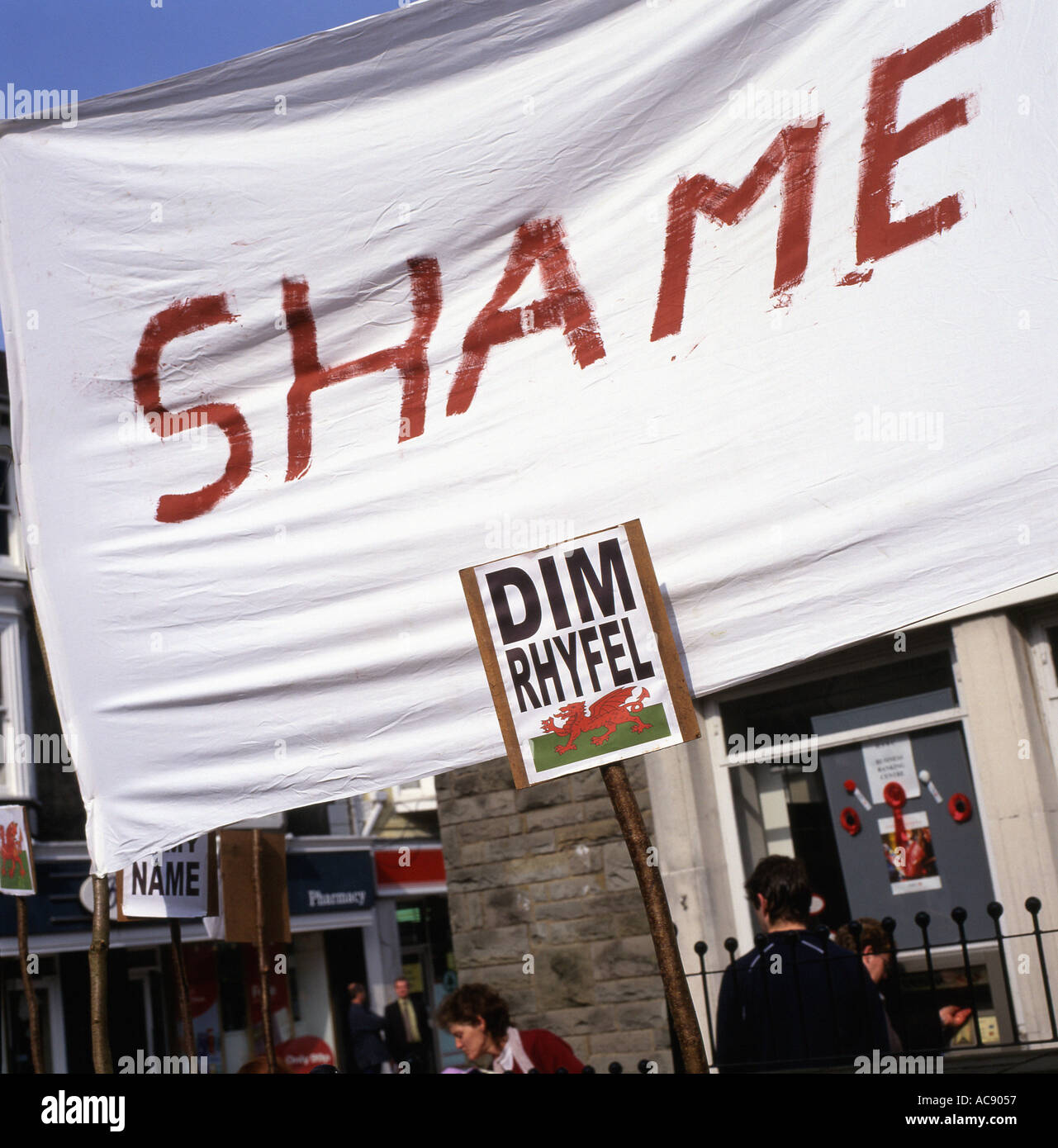 Un écriteau de protestation de langue galloise Dim Rhyfel et bannière de honte lors d'un rassemblement de guerre contre l'Irak dans la rue de Lampeter, Carmarthenshire, pays de Galles en mars 2003 Banque D'Images