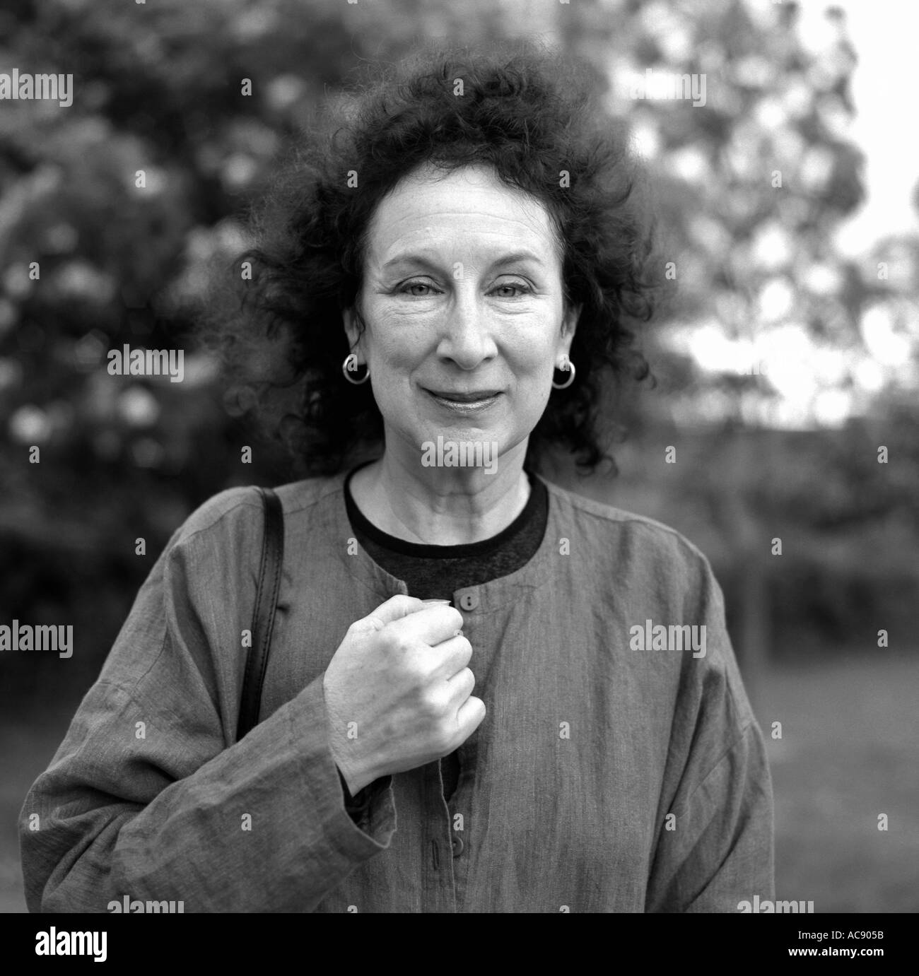 L'auteure canadienne Margaret Atwood au Hay BOOK Festival 2001 à Hay-on-Wye Wales Royaume-Uni Grande-Bretagne KATHY DEWITT Banque D'Images L'auteure canadienne Margaret Atwood au Hay BOOK Festival 2001 à Hay-on-Wye Wales Royaume-Uni Grande-Bretagne KATHY DEWITT Banque D'Images