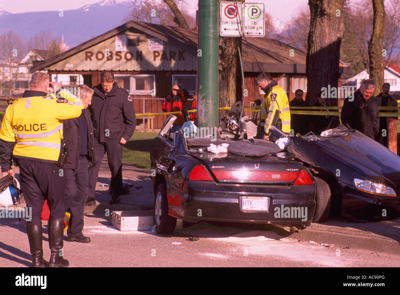 La police enquête sur accident de voiture mortel Accident de la scène de l'accélération du pilote d'adolescent en Pole Vancouver British Columbia Canada Banque D'Images