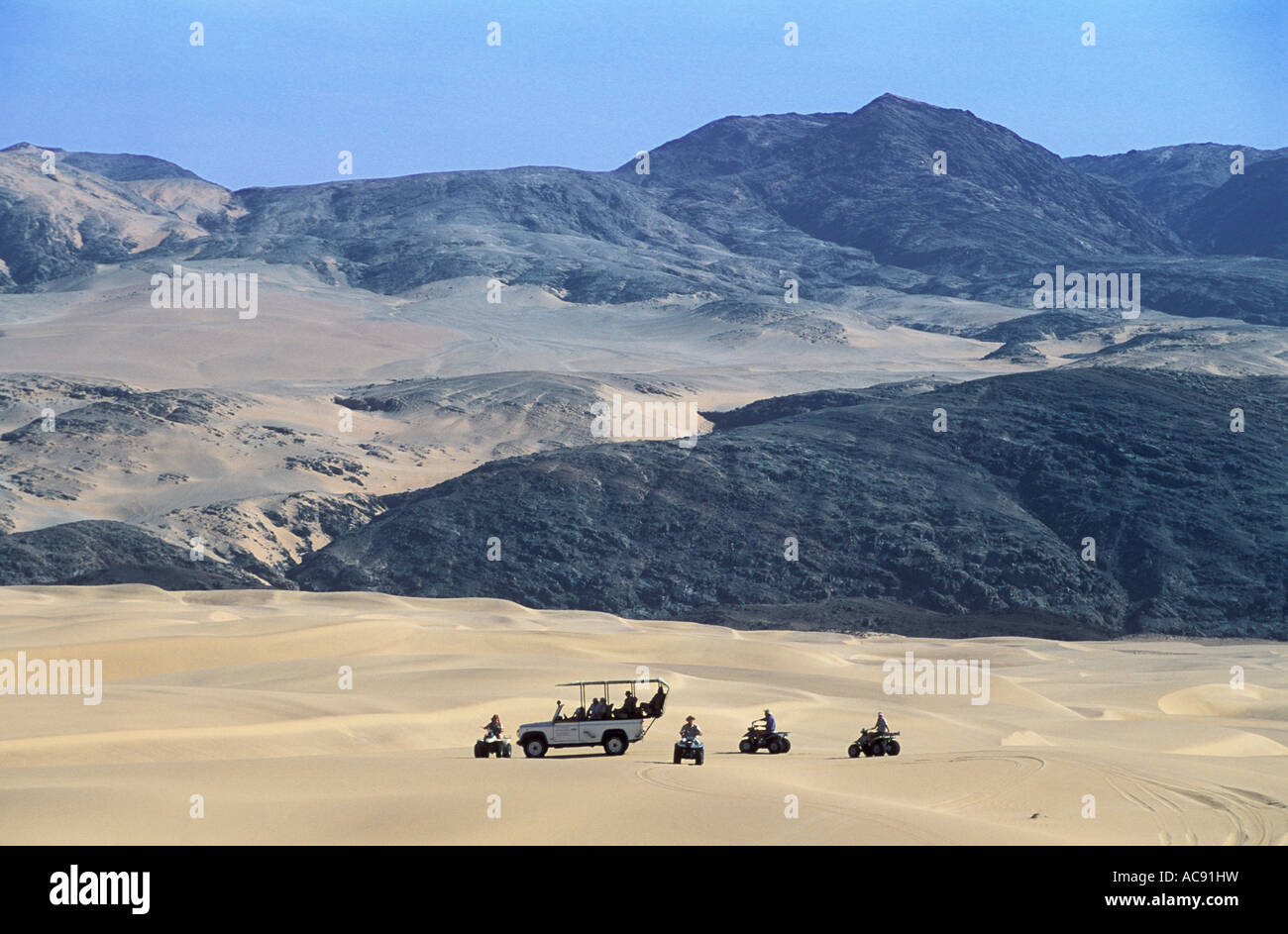 Vue panoramique de touristes en quad dans les dunes de sable du désert Serra Cafema ; Namibie Banque D'Images