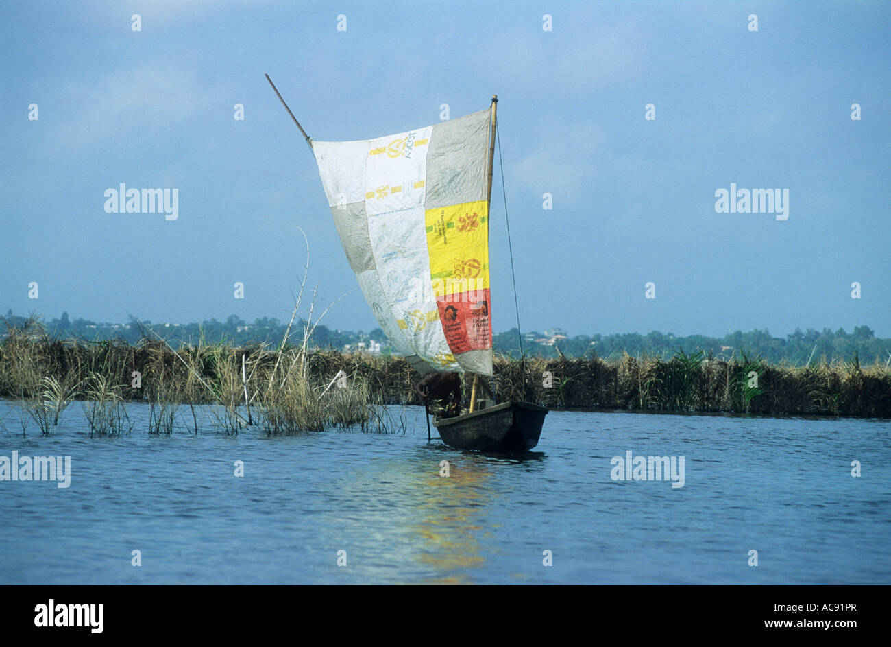 Pirogue à voile fait à partir d'un patchwork de Ganvie sacs ; Bénin Banque D'Images