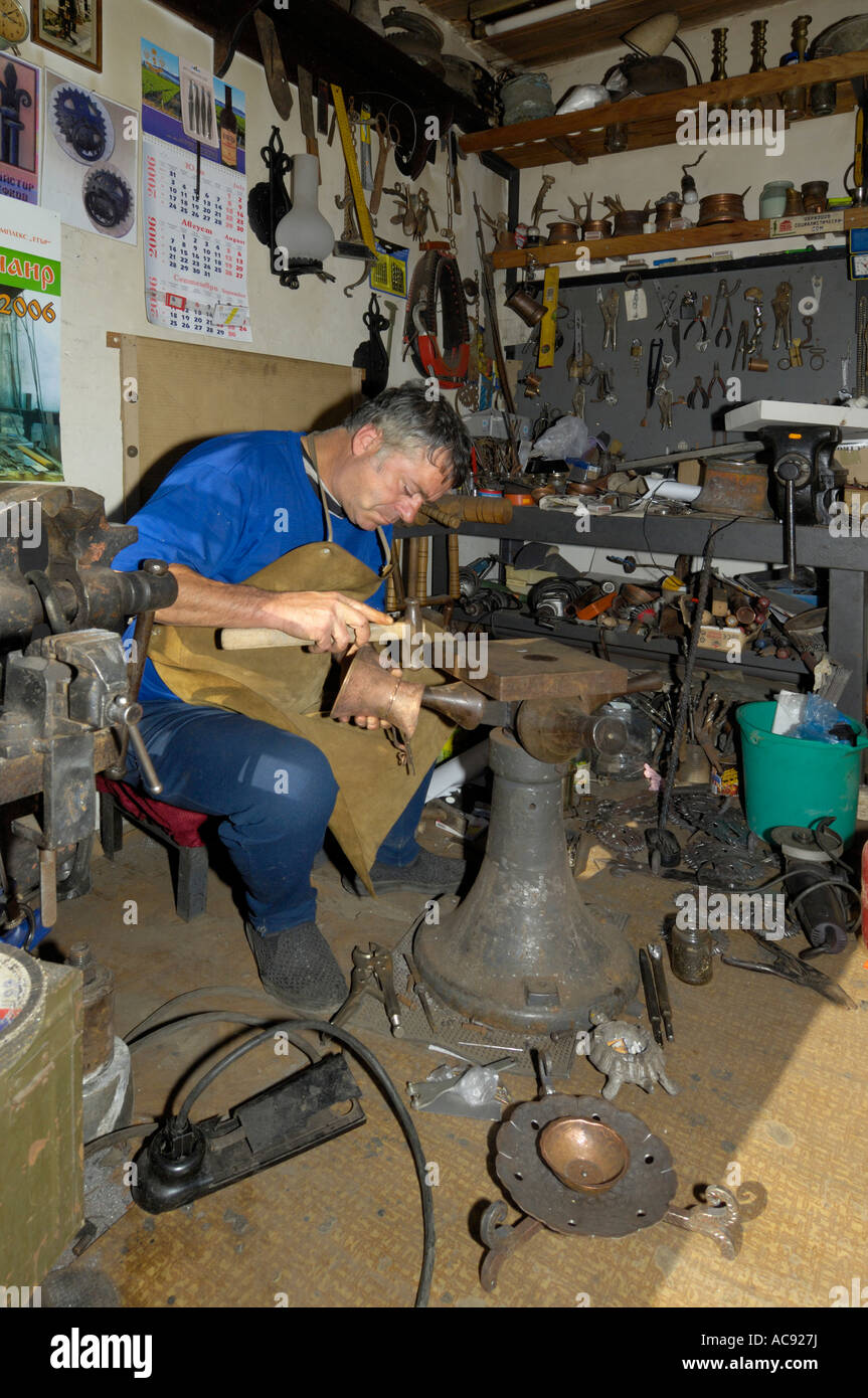 L'homme travaillant sur des objets métalliques Tryavna Bulgarie Europe de l'Est Banque D'Images