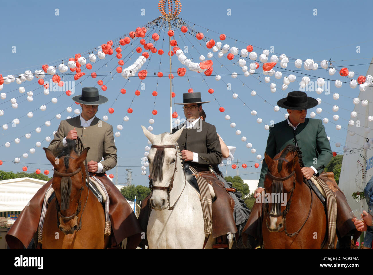 Trois cavaliers en espagnol traditionnel robe équestres à cheval à Vejer Espagne Andalousie,feria Banque D'Images