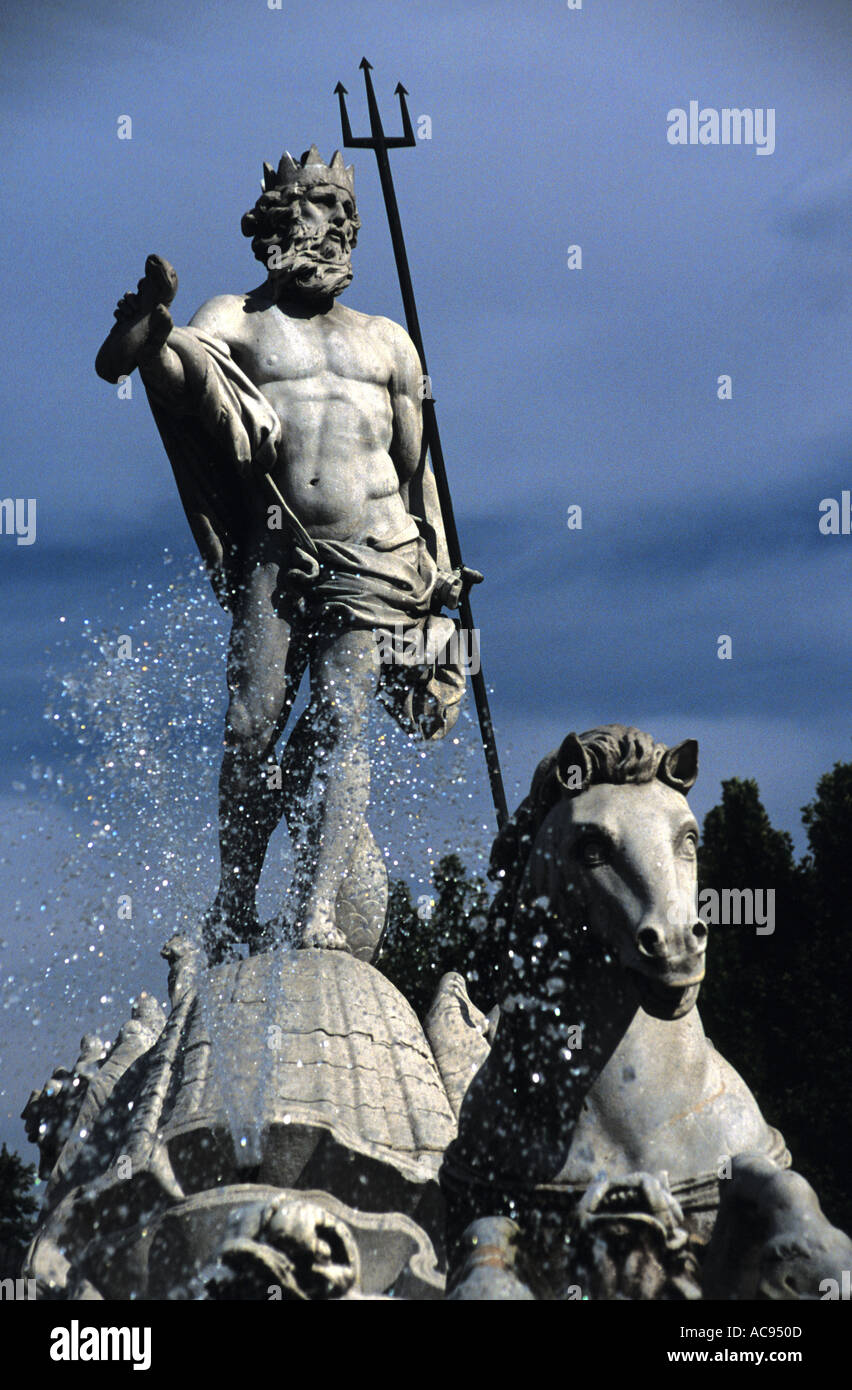 Statue de Neptune Madrid Espagne Banque D