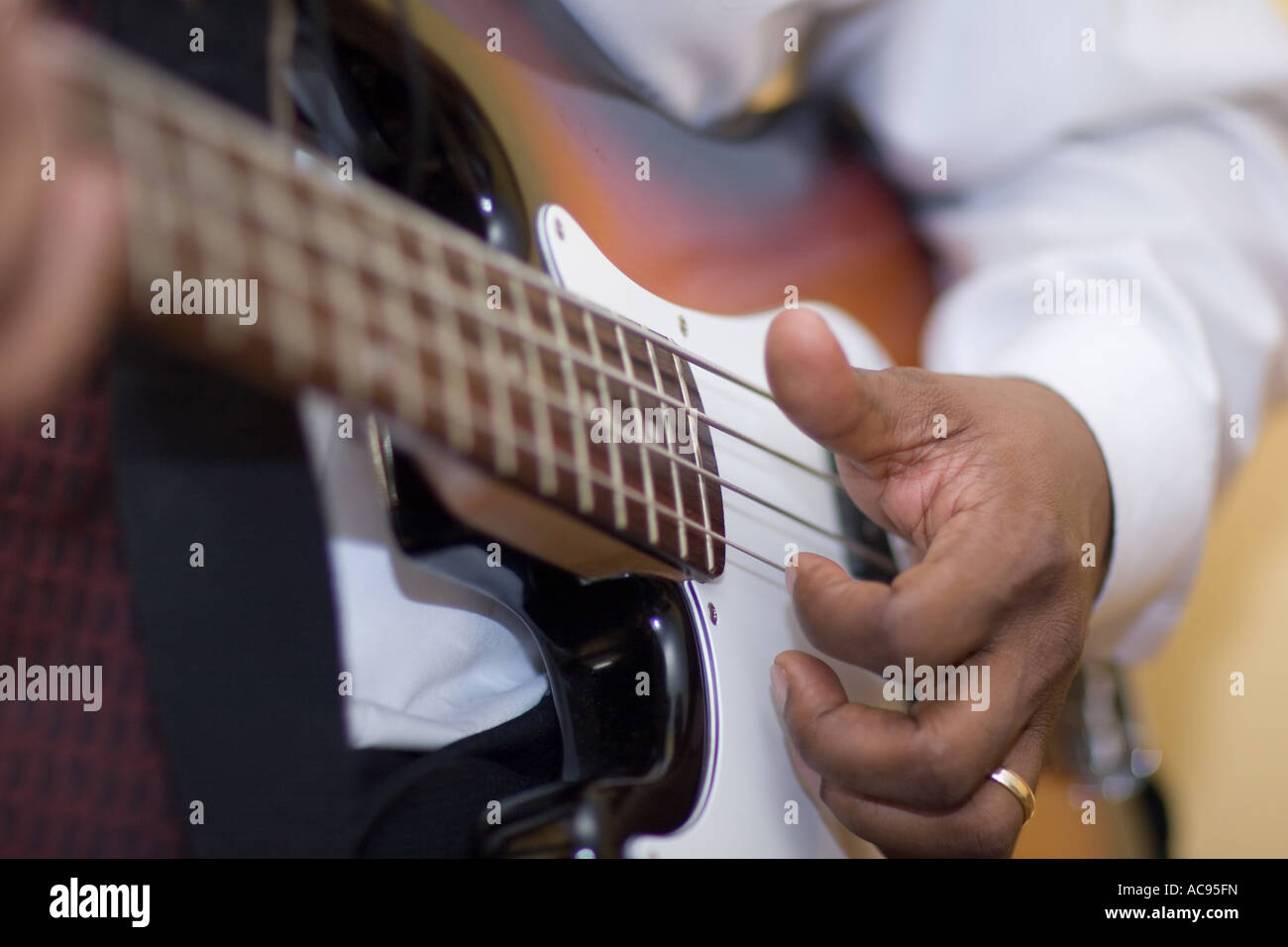 Homme jouant une guitare. Avec la mise au point sur la main. Banque D'Images