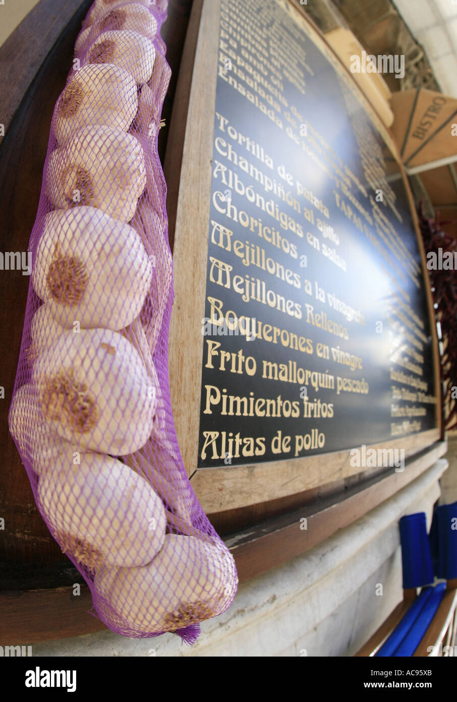 Gousses d'ail dans net à un menu Carte, Espagne, Majorque, Palma de Mallorca Banque D'Images