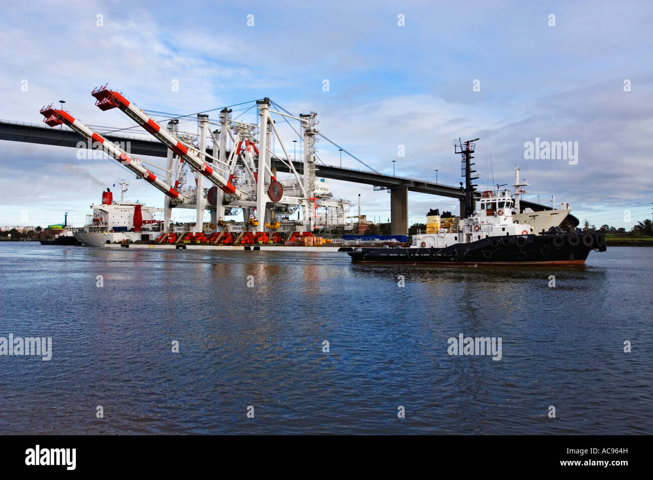 L'industrie du transport maritime / deux portiques à conteneurs géant arriver à Melbourne en Australie. Banque D'Images