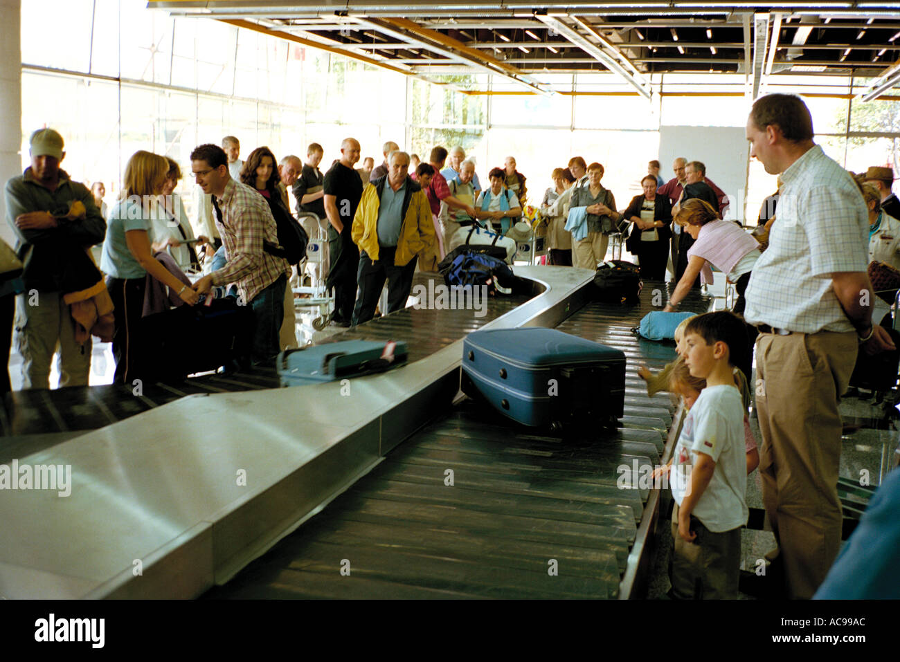 En attendant les sacs dans la salle des bagages de l'aéroport de Split, Croatie Banque D'Images