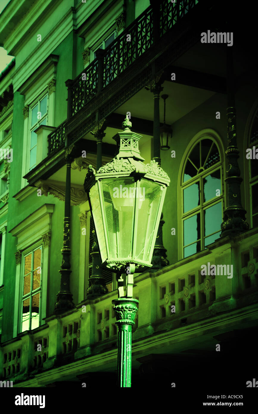 Lampe de rue vu à Prague près de l'Opéra Banque D'Images