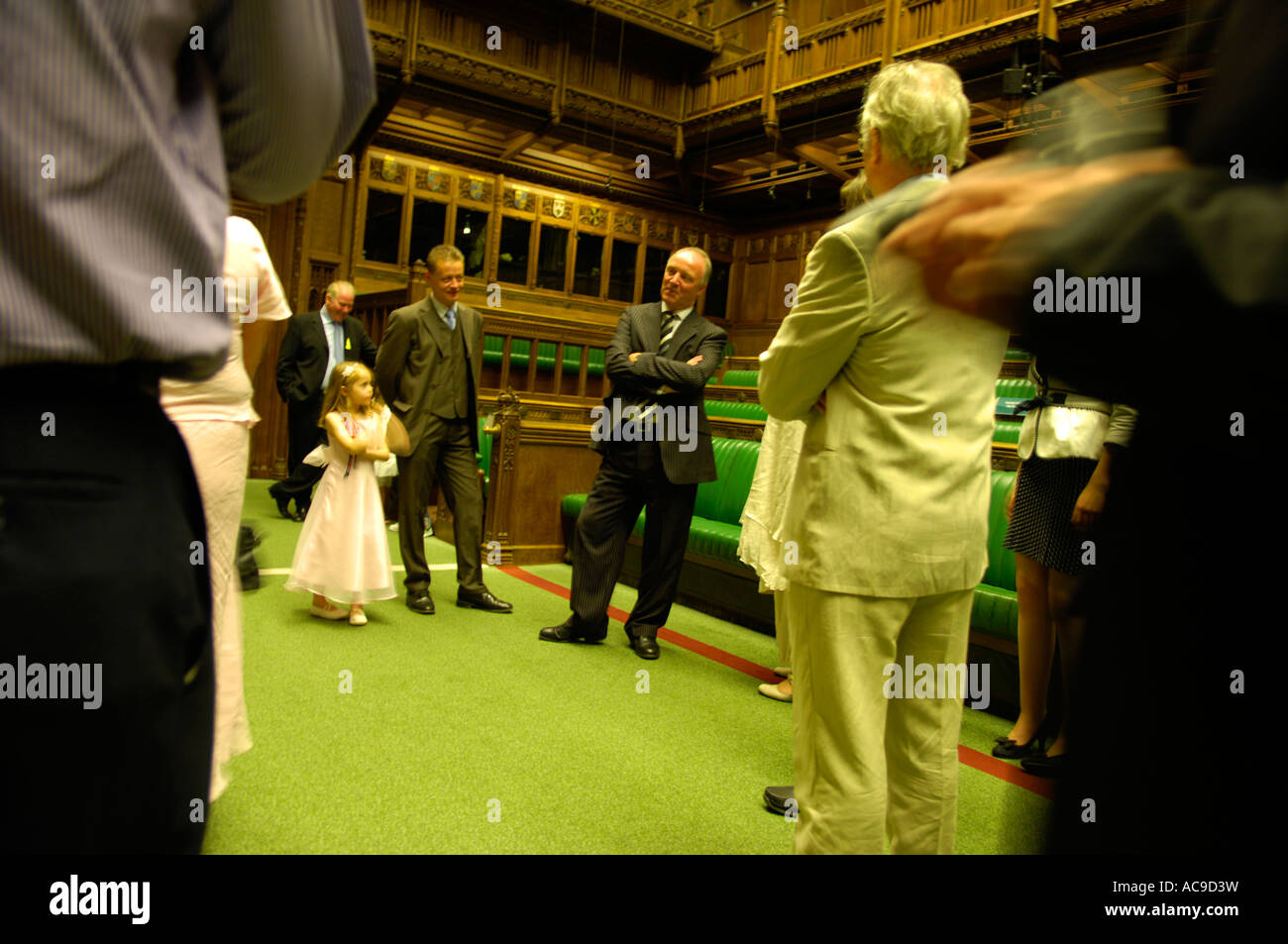 Membre du parlement David crausby effectue des visites guidées du Palais de Westminster Londres Angleterre Chambre des communes english retour Banque D'Images
