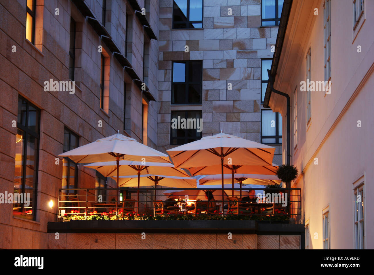 Street café à Prague la nuit, en été. Banque D'Images