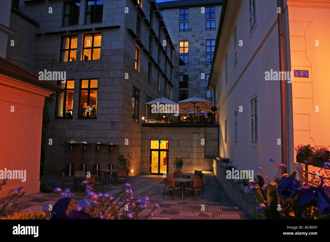 Un café de rue à Prague la nuit. Banque D'Images