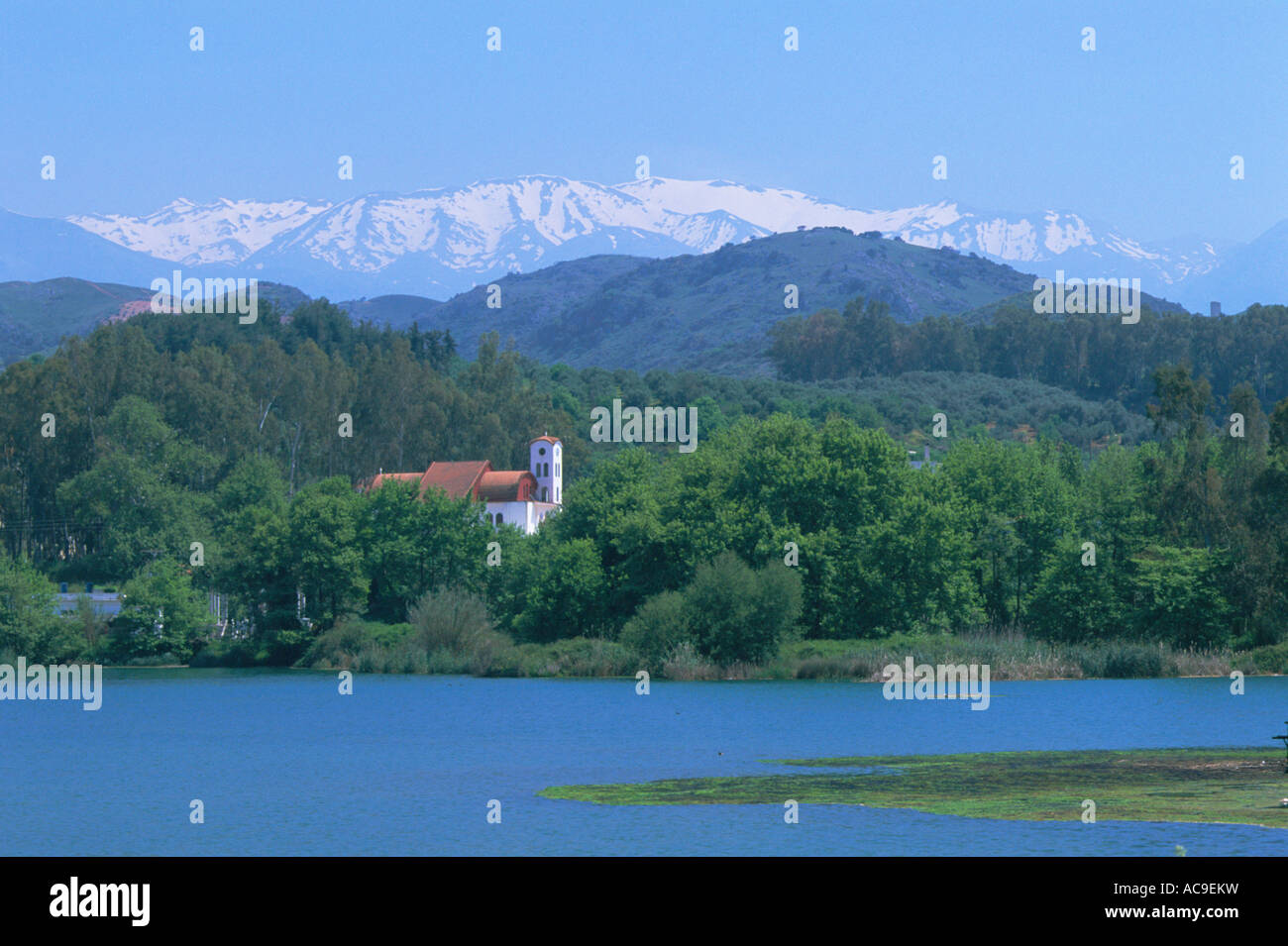 Petit lac près de Agia avec Levka de montagnes en arrière-plan de Crète, Grèce Banque D'Images