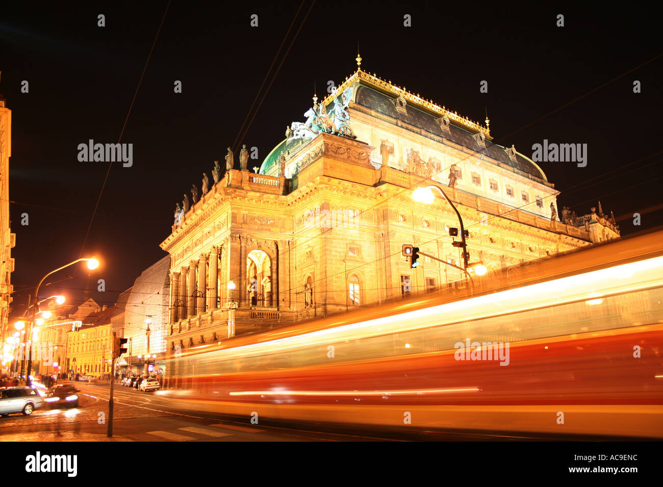 Théâtre national (Narodni Divadlo) vu de nuit depuis le pont de la légion (MOST Legii), République tchèque de Prague. Un tramway passe au premier plan. Banque D'Images