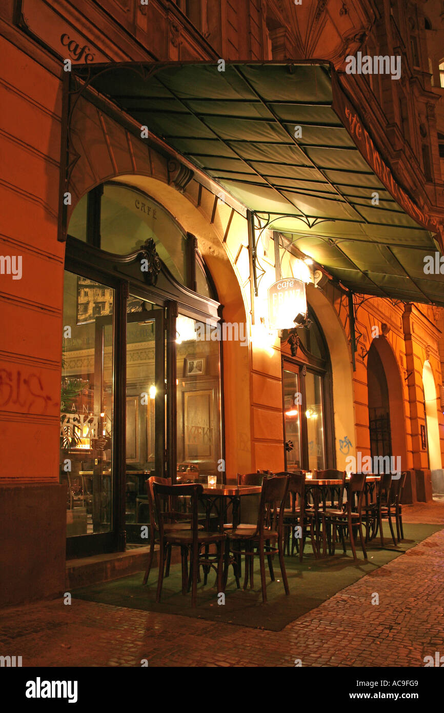 Café de nuit sur la rue Siroka à Prague Banque D'Images