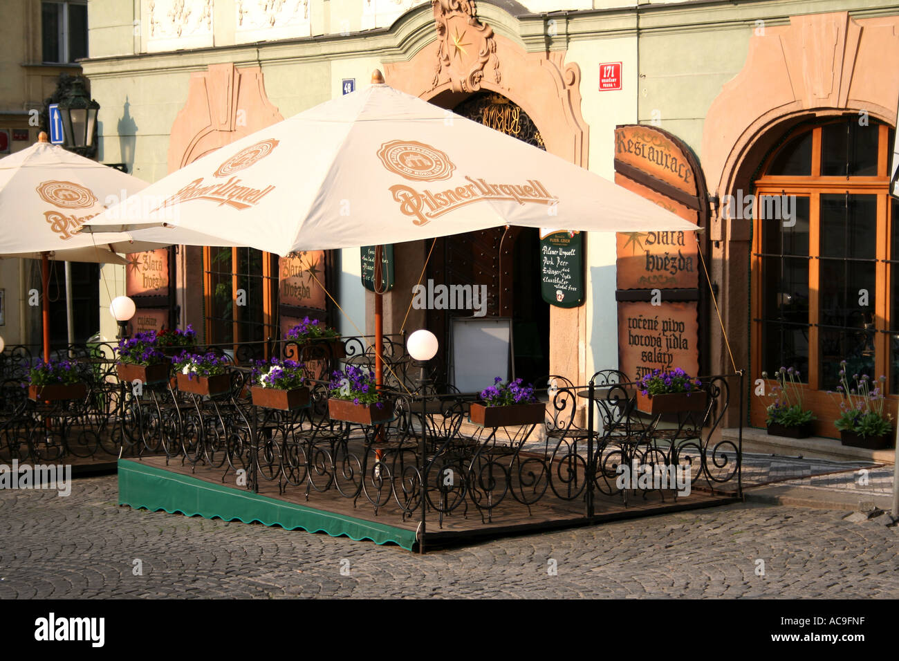 Cafe sur la rue Nerudova, à Prague Banque D'Images